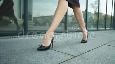 特写女人的脚在街上走。 穿<strong>高跟鞋走路</strong>的女人腿